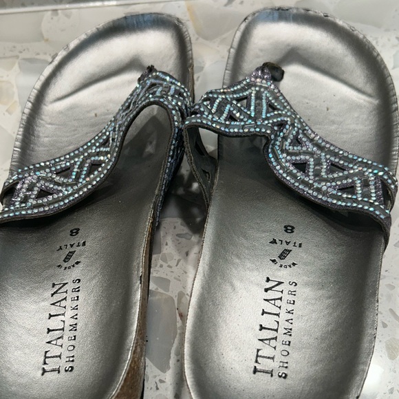 2 pairs of sandals - Picture 2 of 11